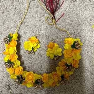 Haldi girl’s full set with 6 rkshapothi(red) very good. Never used